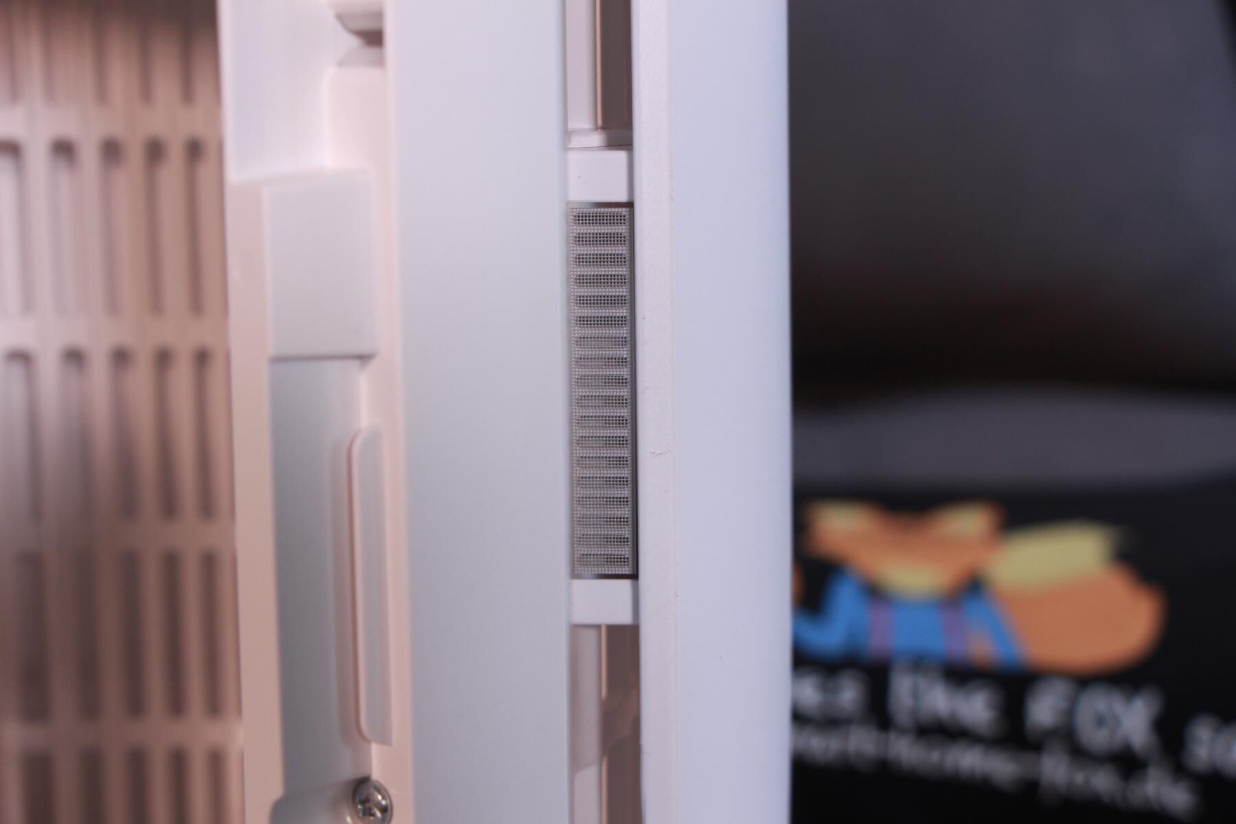 Датчики AeraSense прибора Philips Air Performer Series 7000 (AMF765/10) и входные отверстия для измерения параметров воздуха и его качества крупным планом.